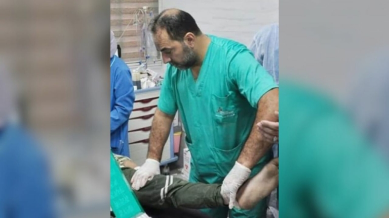 Dr. Mohammed Obeid, cirurgião ortopédico da Médicos Sem Fronteiras, atende um paciente no hospital de Al-Shifa, em Gaza