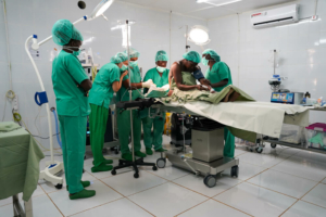 Equipa MSF prepara uma paciente para uma cirurgia cesariana, no Sudão do Sul.