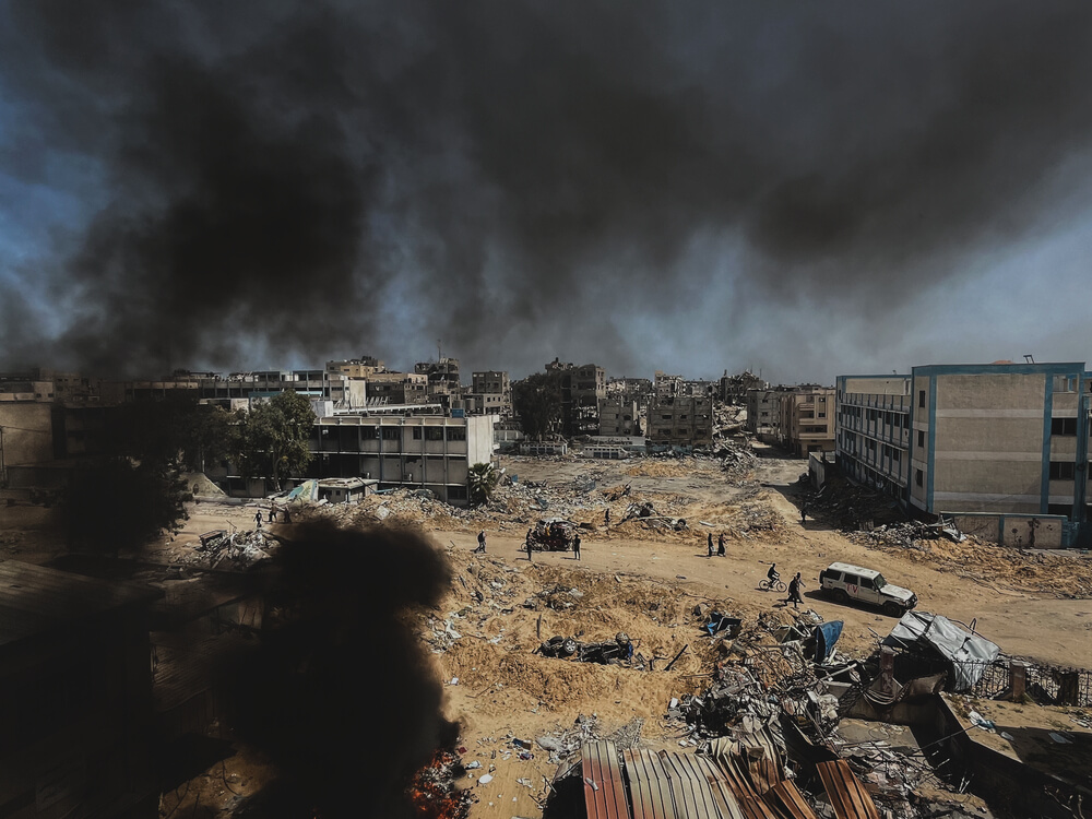 Vista de Khan Younis a partir do telhado do Hospital Nasser, no Sul de Gaza, a 22 de abril de 2024. 