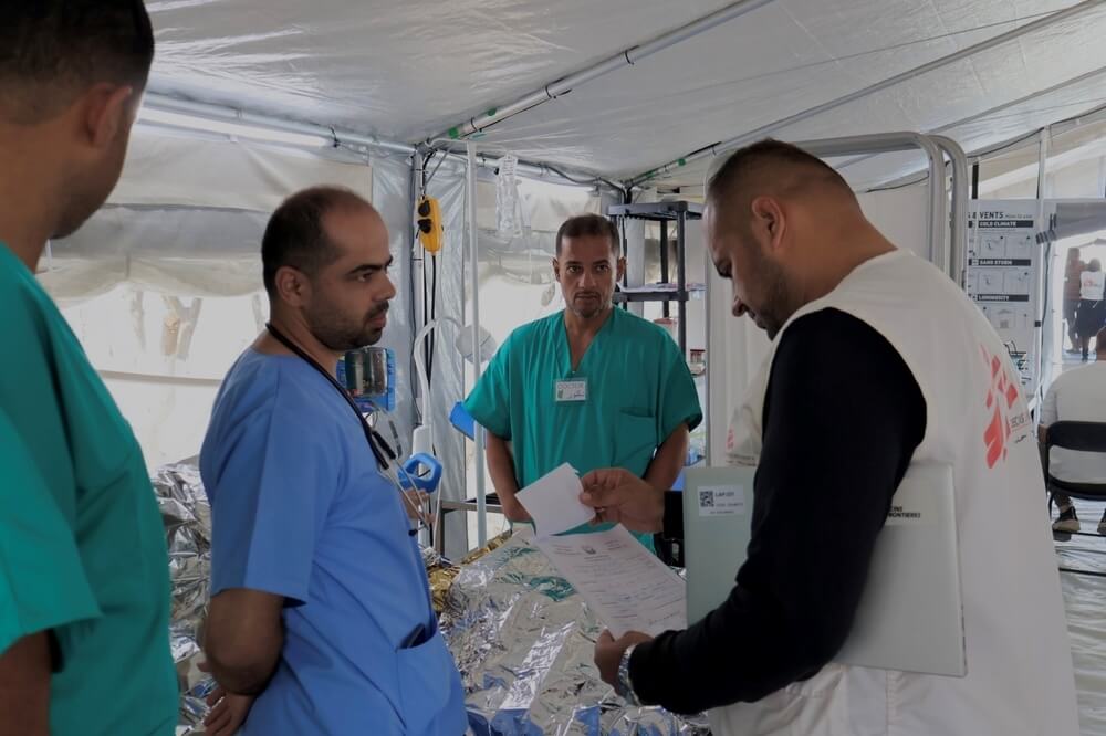 O gestor de atividades médicas da MSF, Fadi Al Madhoun, prepara-se para receber pacientes no nosso hospital pediátrico de campanha, em Deir Al Balah, Gaza.