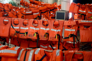 A equipa da MSF a bordo do Geo Barents limpa, desinfeta e seca as centenas de coletes salva-vidas utilizados durante as operações de salvamento no Mar Mediterrâneo Central.