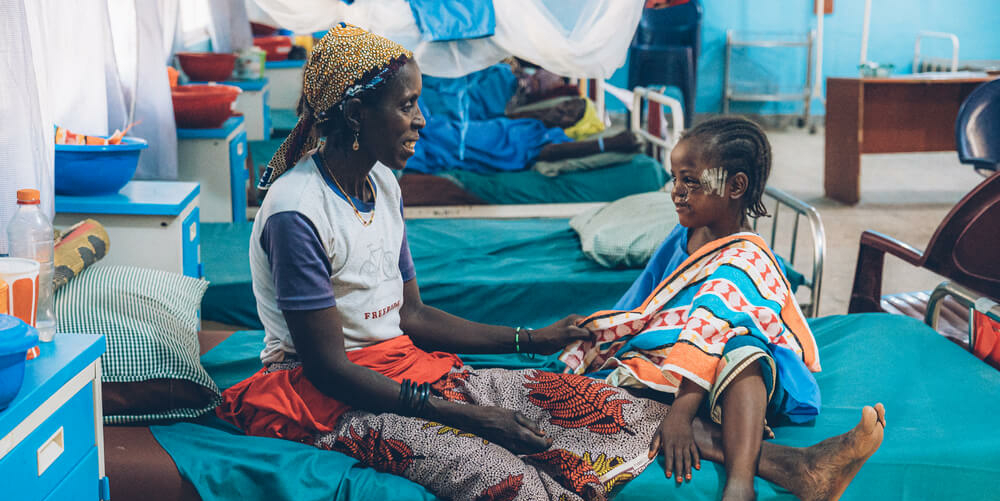 Mãe e filha no hospital de Sokoto, Nigéria.