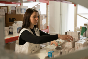 Uma farmacêutica da MSF escolhe os medicamentos para pacientes em Zhytomyr, na Ucrânia.