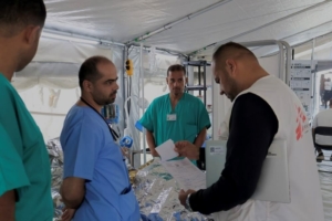 O responsável pelas atividades médicas da MSF, Fadi Al Madhoun, recebe os primeiros pacientes no hospital pediátrico da MSF, aberto no hospital de campanha apoiado pela MSF na Faixa de Gaza.