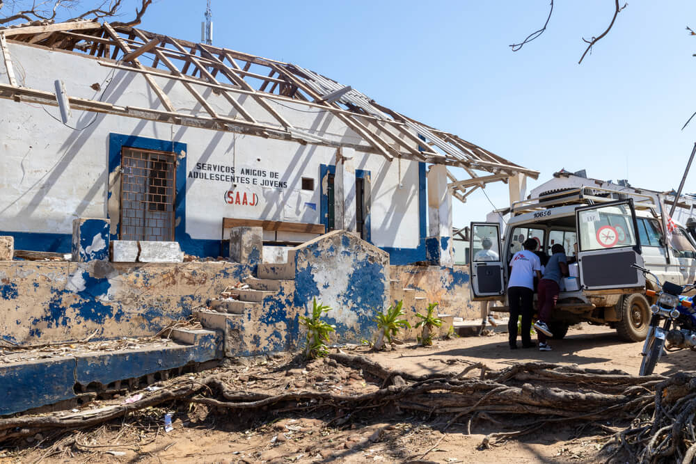 As equipas da MSF doaram kits de emergência e medicamentos ao Ministério da Saúde de Moçambique, na província de Cabo Delgado, na sequência do impacto devastador do ciclone Chido.