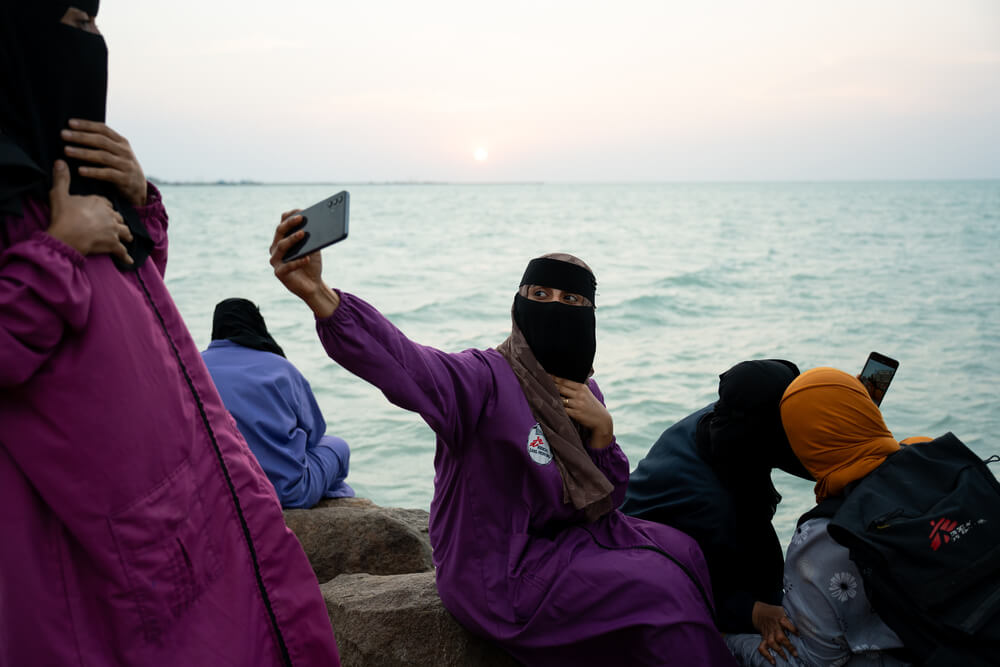 Randa tira uma selfie em frente ao Mar Vermelho com as outras parteiras da maternidade da MSF no Hospital Geral de Mocha. 