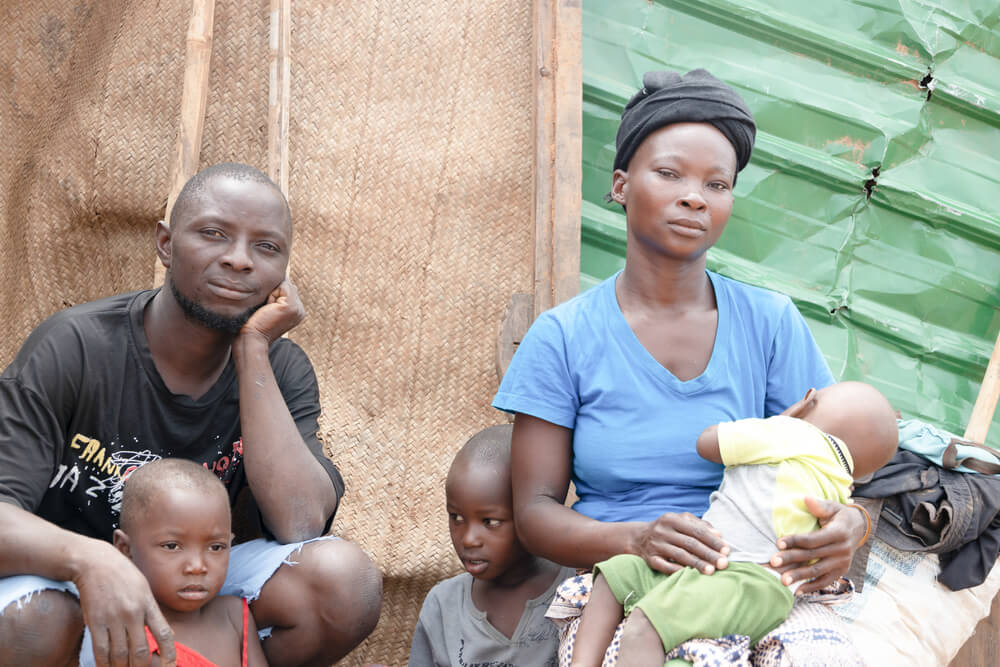 Abudo Chuabo e a família sobreviveram à passagem do ciclone e agora vivem num abrigo improvisado.