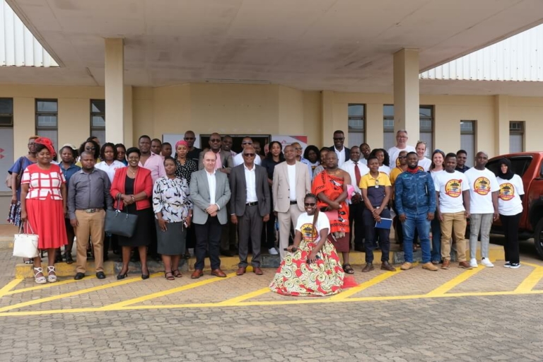 Foto da equipa em frente à clínica Sitsandziwe, onde a MSF fornece serviços abrangentes de saúde sexual, com forte ênfase na saúde mental, no eSwatini