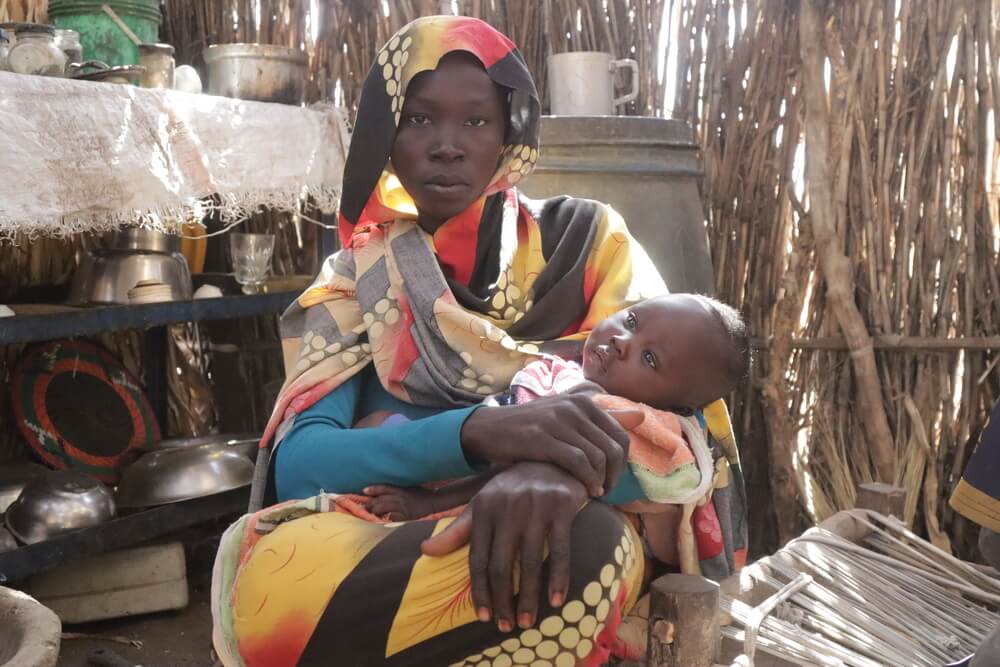 Zahra Abdullah, de 25 anos, recebeu alimentos para si mesma e para o filho numa distribuição de alimentos no Darfur do Sul.