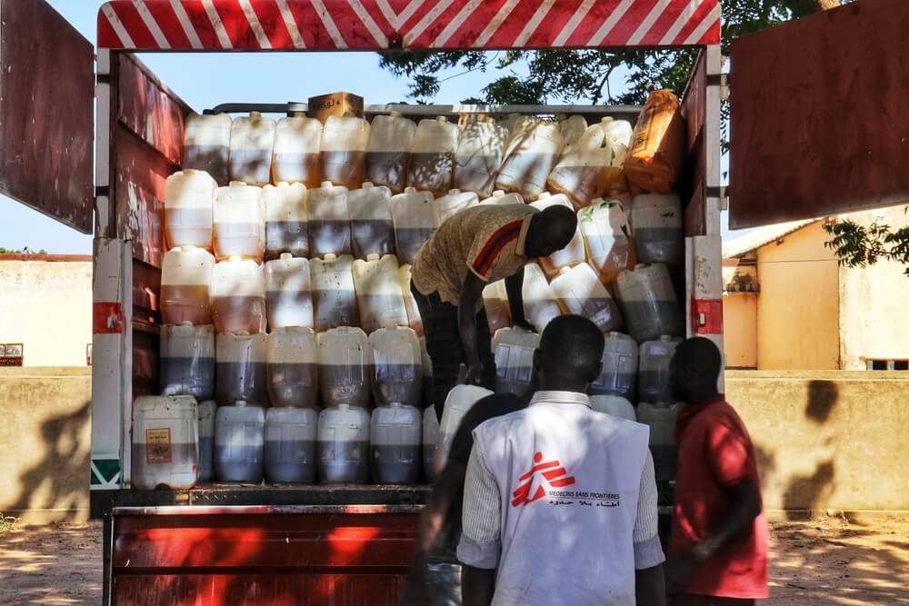 Distribuição de alimentos no Darfur do Sul. O camião que transporta os cabazes alimentares chega ao local de distribuição depois de percorrer mais de 25 km. 