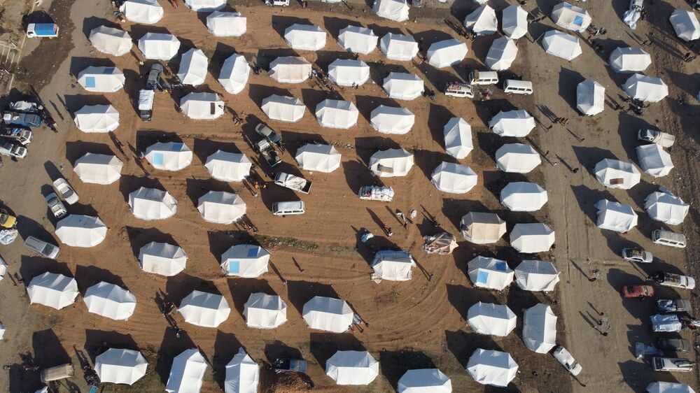 Vista aérea das tendas temporárias utilizadas pelas pessoas deslocadas que fugiram do Norte da província de Alepo devido aos combates, montadas no estádio da cidade de Tabqa, no Nordeste da Síria. 