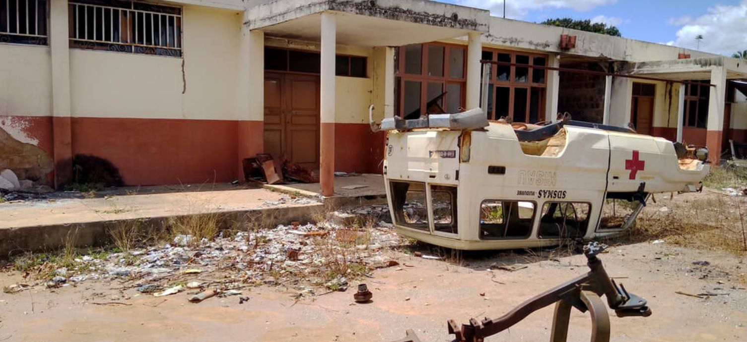 Imagem de uma ambulância destruída no centro de saúde de Muatide, na província de Cabo Delgado, Moçambique. Dezembro de 2021 ©️ Paulo Milanesio/MSF