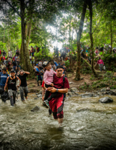 José Gregorio atravessa a selva de Darien nos braços do pai. Pelo menos 20% dos migrantes que atravessam o estreito de Darién são menores de idade.