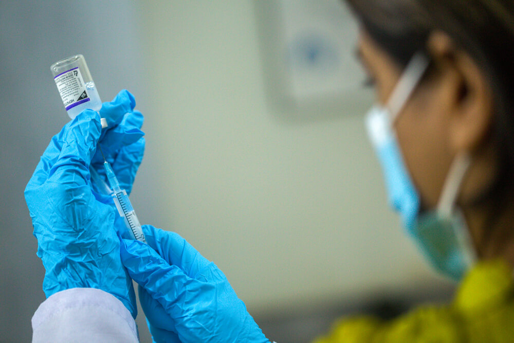 Uma profissional MSF carrega uma seringa com uma vacina contra a hepatite na clínica da MSF em Machar Colony, no Paquistão.
