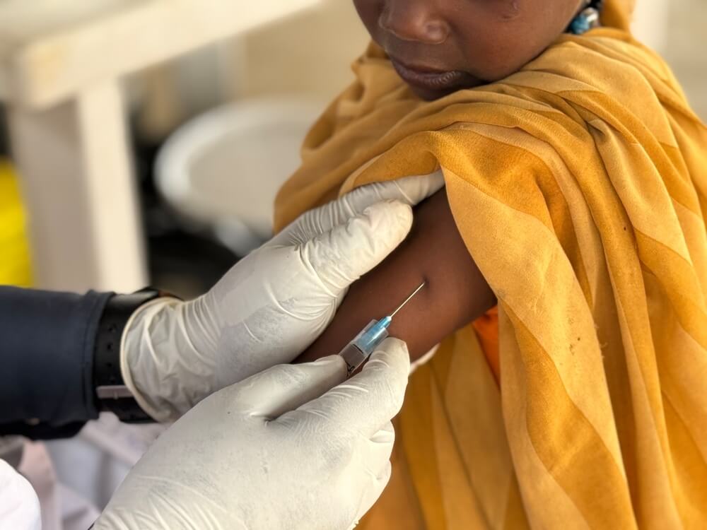 Islam, uma criança de 6 anos, é vacinada contra o sarampo durante uma campanha de vacinação realizada pela MSF no campo de trânsito de Adré, no Chade. 