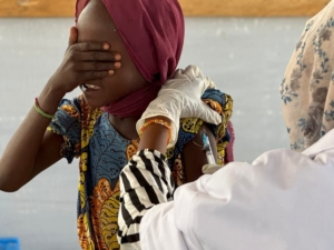 Uma menina está a ser vacinada contra o sarampo no âmbito de uma campanha de vacinação levada a cabo pela MSF no campo de trânsito de Adré, no Chade.