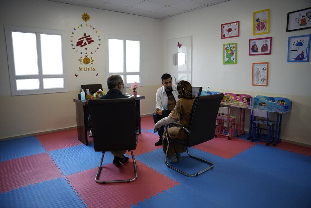 A equipa de saúde mental durante uma consulta com um paciente com queimaduras no hospital da MSF em Atmeh, no Noroeste da Síria. ©️ Abdulrah