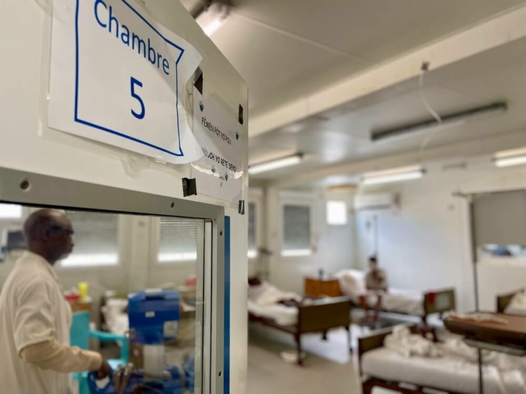 Uma sala cheia de pacientes de traumatologia no hospital da MSF em Tabarre.