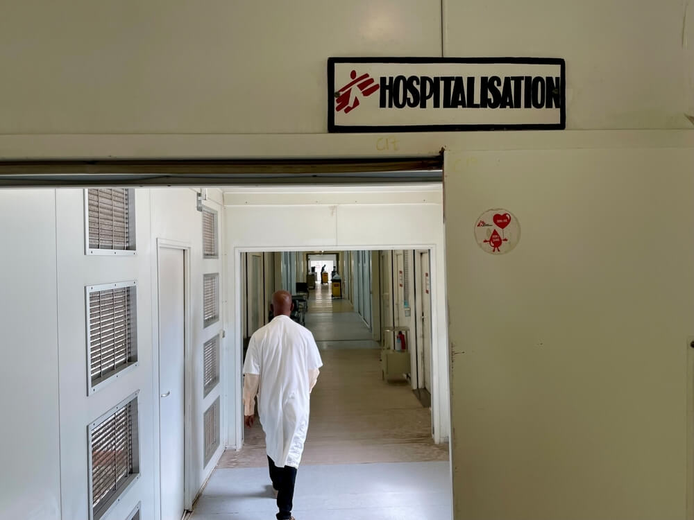 Um médico da MSF caminha pelo setor de internação do hospital de trauma em Tabarre