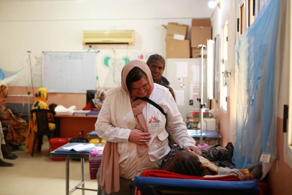 Maria, a profissional MSF, presta atendimento a um paciente no serviço de urgências pediátricas do Hospital Universitário de Nyala, Darfur Sul, Sudão.