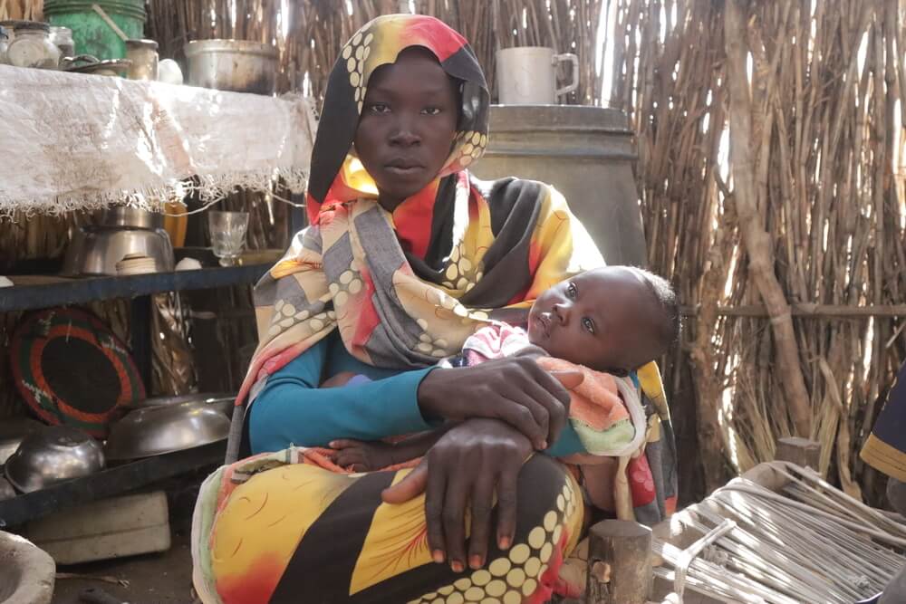 Zahra Abdullah, de 25 anos, na cozinha do seu abrigo depois de receber um cabaz de alimentos distribuído pela MSF no campo de Al-Salam para pessoas deslocadas, no Darfur Sul.