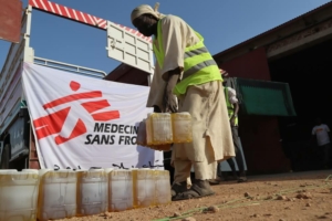 Um trabalhador da MSF descarrega o camião para preparar a distribuição de alimentos nos arredores de Nyala, no Darfur Sul.