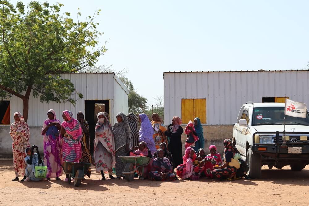 Mulheres à espera de receber alimentos distribuídos pela Médicos Sem Fronteiras em Nyala, no Darfur Sul. 