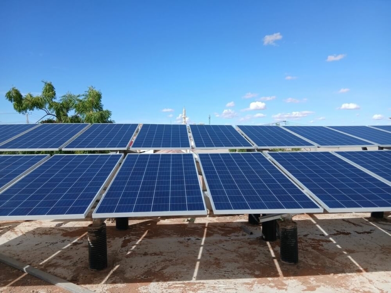 Painéis solares recém-instalados no telhado do Hospital Regional de Mudug em Galkayo, na Somália, como parte da Iniciativa Verde da MSF.