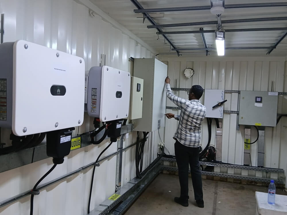 Um eletricista da MSF inspeciona o sistema solar fotovoltaico recentemente instalado no Hospital Regional de Mudug em Galkayo, na Somália.