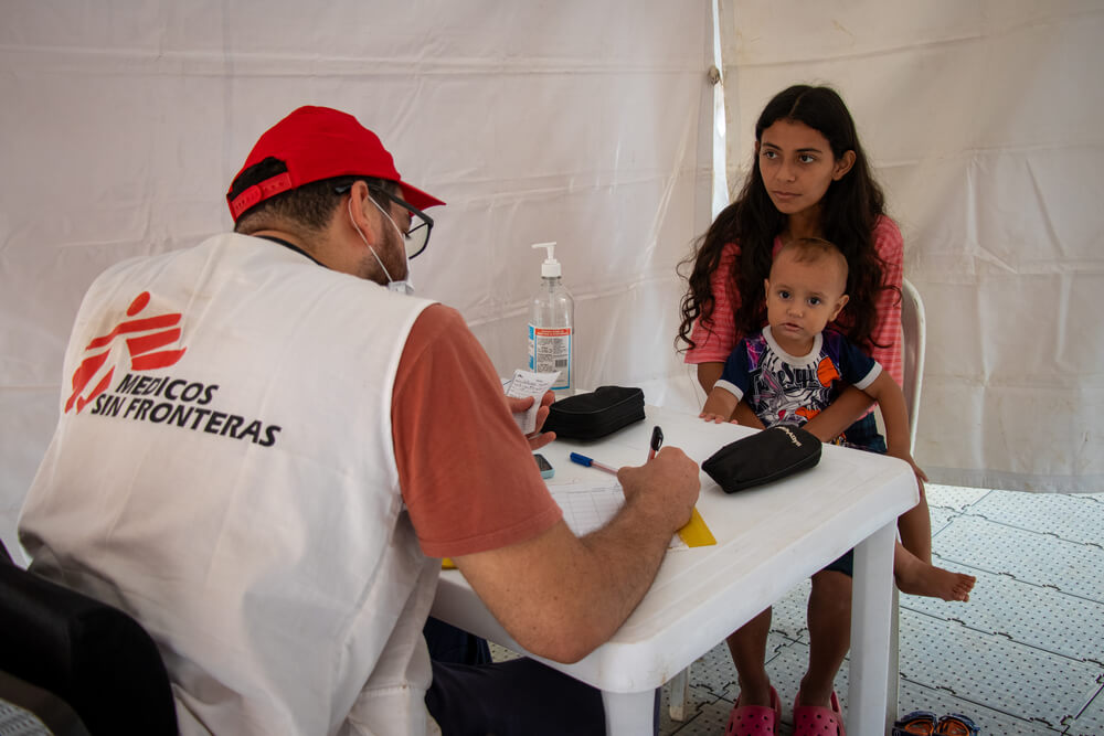 Trabalhador da MSF presta atendimento numa clínica móvel em Arauca, na Colòmbia.