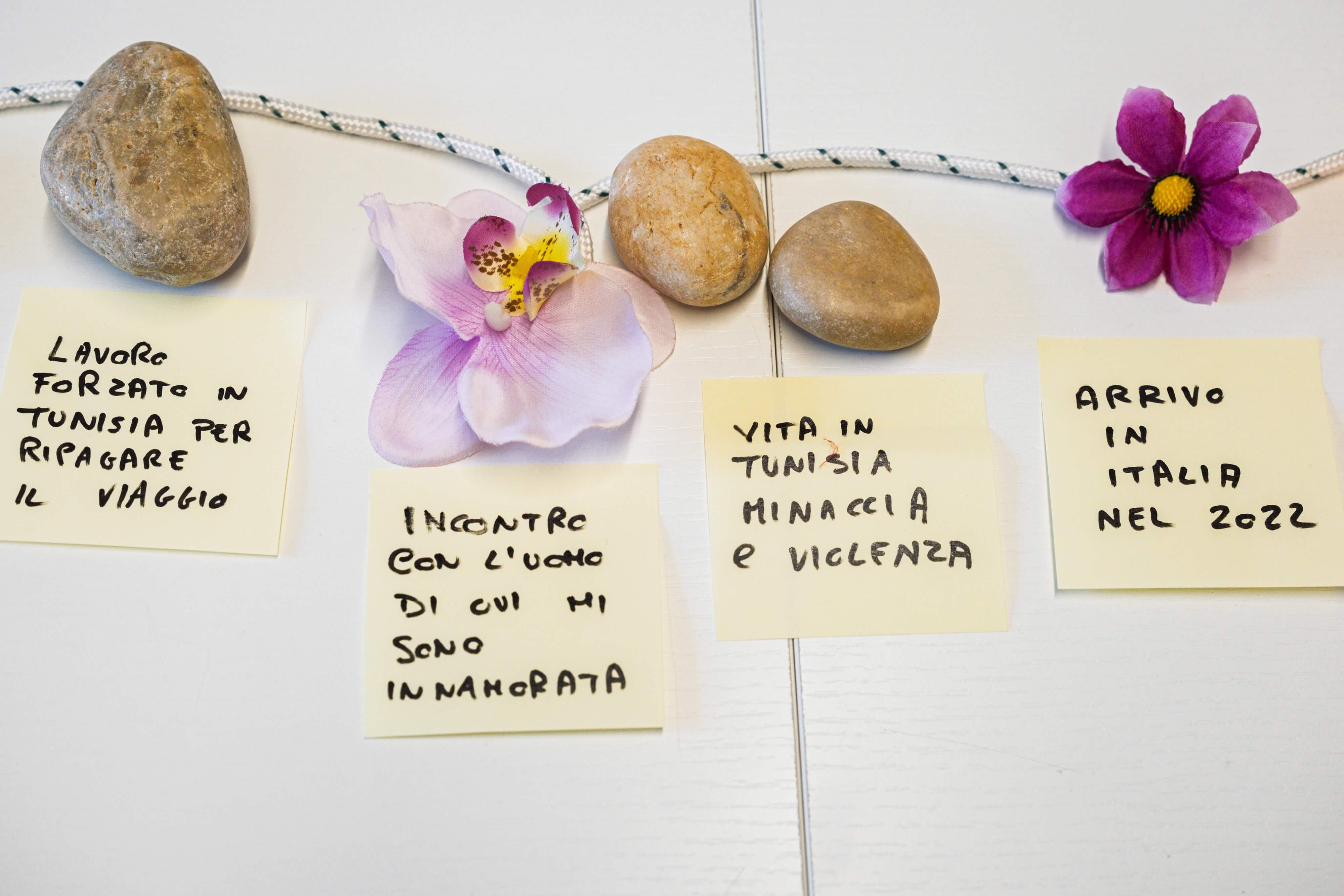 Os pacientes da MSF são convidados a assinalar os acontecimentos da vida com pedras para os traumas, flores para as boas memórias e velas para as perdas. 