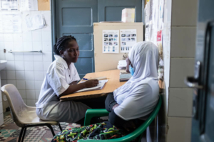Uma paciente conversa com uma parteira no centro de saúde de Chingussura, na Beira, Moçambique, onde a MSF apoia o Ministério da Saúde na prestação de cuidados para o aborto seguro e serviços de maternidade.