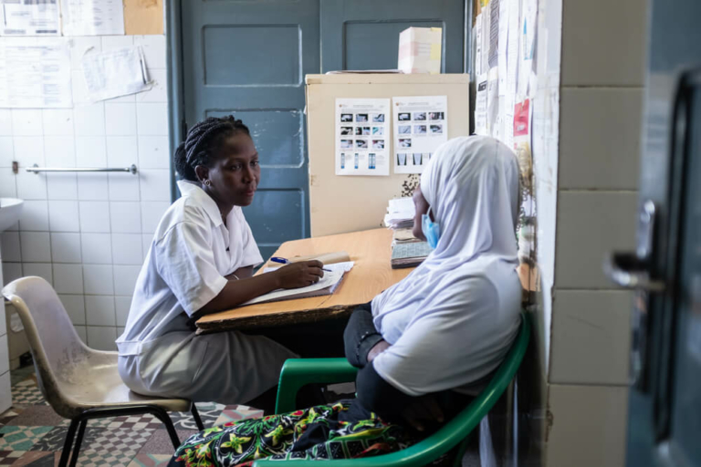Uma paciente conversa com uma parteira no centro de saúde de Chingussura, na Beira, Moçambique, onde a MSF apoia o Ministério da Saúde na prestação de cuidados para o aborto seguro e serviços de maternidade.