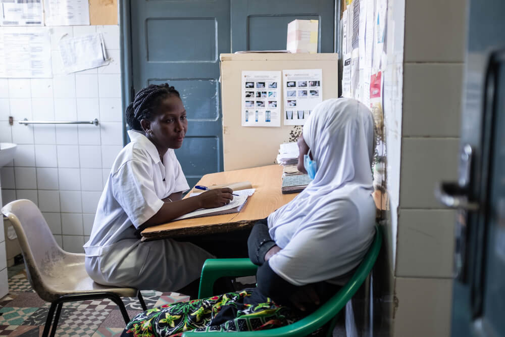 Uma paciente conversa com uma parteira no centro de saúde de Chingussura, na Beira, Moçambique, onde a MSF apoia o Ministério da Saúde na prestação de cuidados para o aborto seguro e serviços de maternidade.