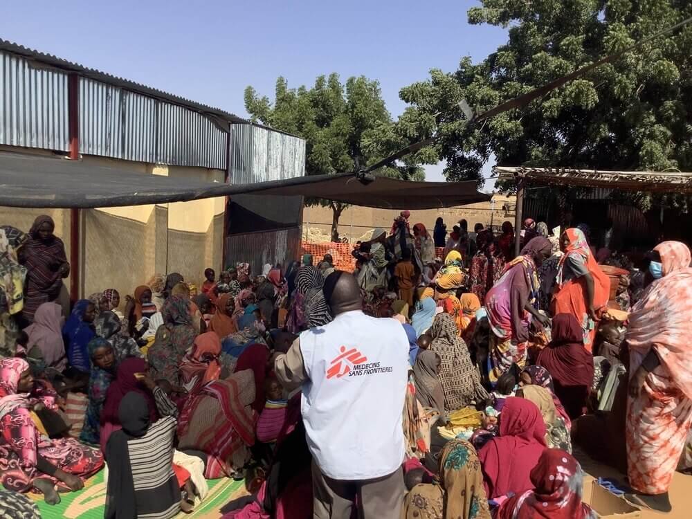 Pessoas aguardam atendimento na clínica da MSF no campo de Zamzam, a 15 km de El Fasher, Darfur Norte. Fevereiro de 2024.