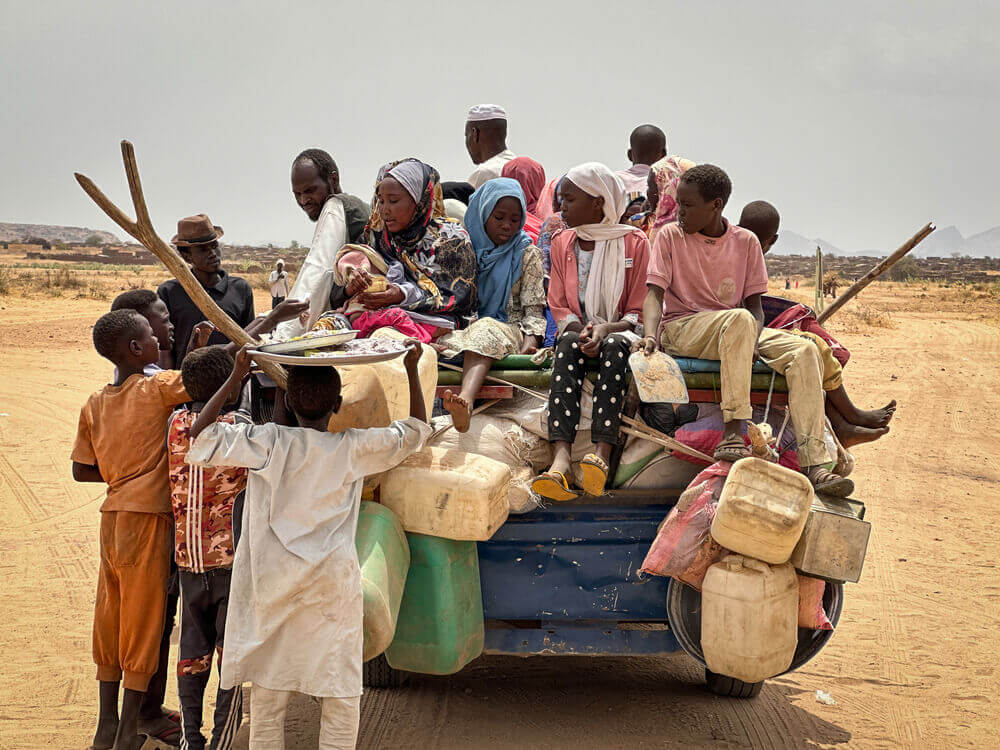 Pessoas deslocadas que chegam à localidade de Tawila. Vêm principalmente de El Fasher e dos campos circundantes, como Zamzam e Abu Shok, e relatam atos de violência extrema no Sudão.
