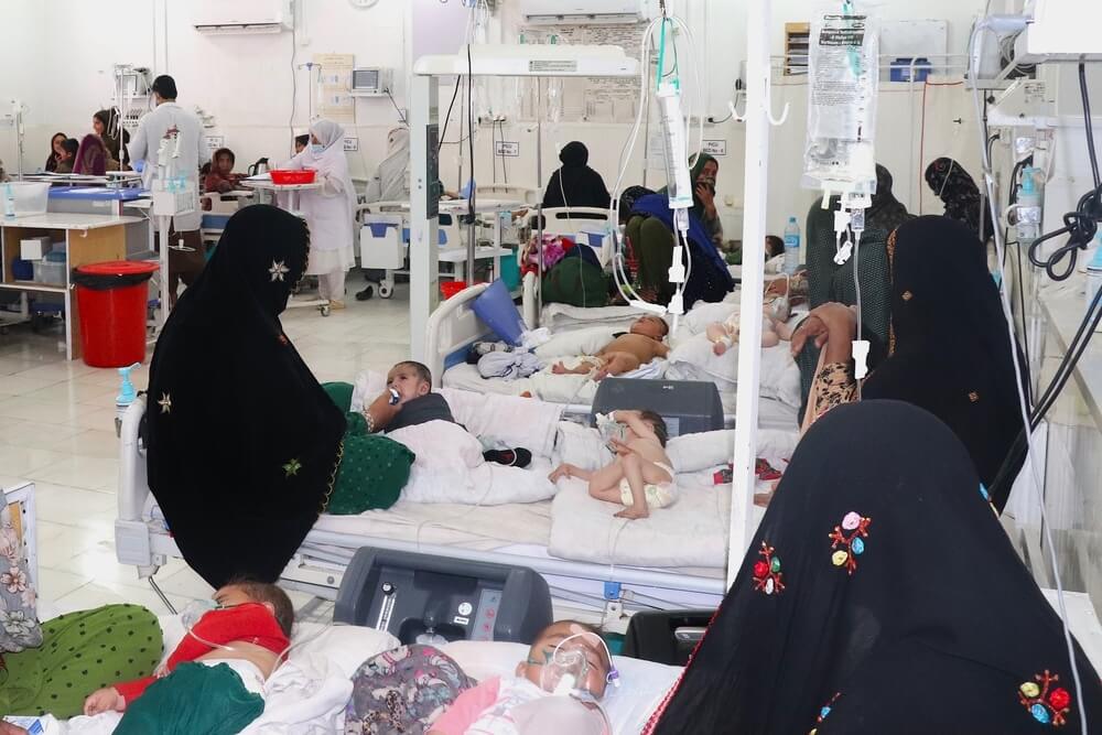 Dentro da unidade de cuidados intensivos pediátricos do Hospital Boost, apoiado pela MSF em Helmand, onde o elevado número de pacientes significa que frequentemente duas ou mesmo três crianças têm de partilhar uma única cama. 