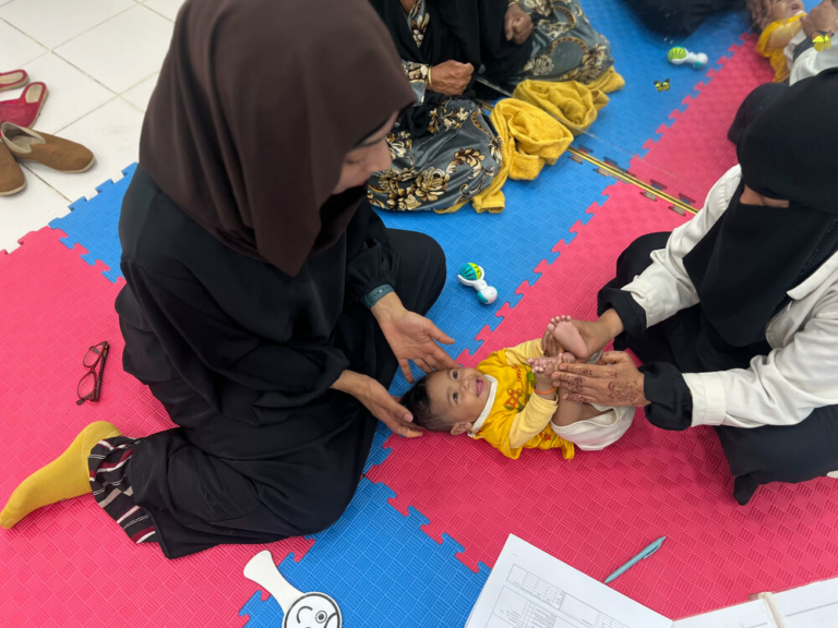 A equipa da MSF faz atividades de fisioterapia com bebés desnutridos no Hospital Haydan, no Iémen.