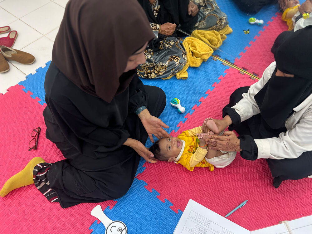 A equipa da MSF faz atividades de fisioterapia com bebés desnutridos no Hospital Haydan, no Iémen.