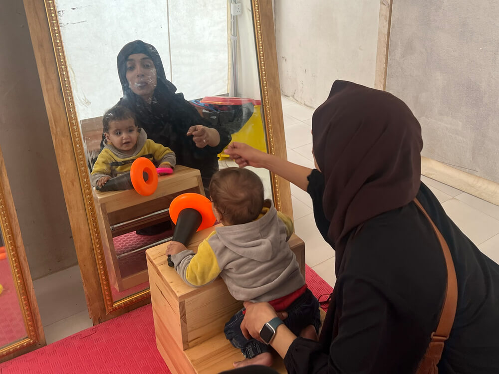 A equipa da MSF presta atividades de fisioterapia com bebés desnutridos no Hospital Haydan. 