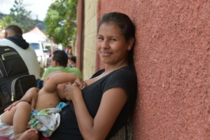 © Nas Honduras, uma rapariga amamenta o filho enquanto espera pelo atendimento das equipas da MSF.