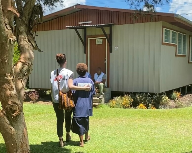 Apoio a sobreviventes na Papuásia-Nova Guiné