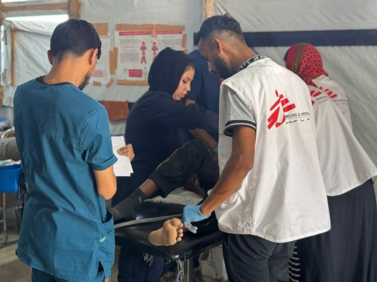 A nossa equipa no serviço de urgências do centro de saúde Al Mawasi tenta estabilizar dois rapazes com ferimentos de bala sofridos nos locais de distribuição de ajuda humanitária dos EUA e de Israel em Rafah.