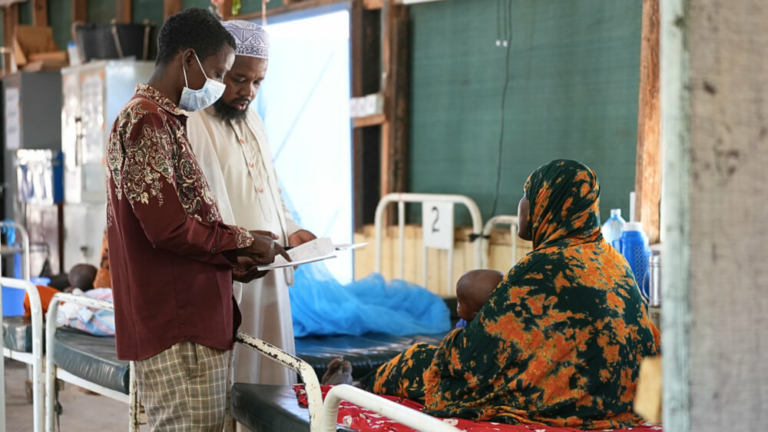 Mães enfrentam barreiras para amamentar no campo de Dagahaley, no Quénia