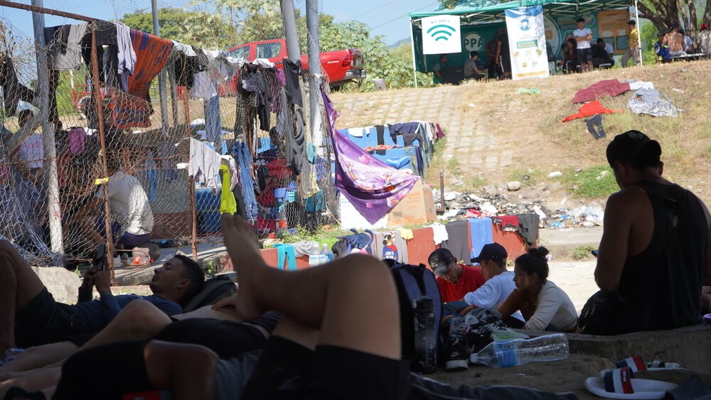 Migrantes que viajavam a pé numa caravana descansam no estado de Chiapas, no Sul do México. 