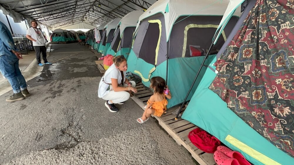 Emmanuelle Brique, coordenadora adjunta do projeto MSF na fronteira Norte do México, conversa com uma criança no abrigo Pumarejo, na cidade de Matamoros.