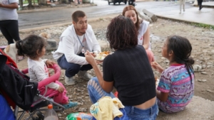 As equipas de promoção da saúde da MSF prestam apoio às pessoas que aguardam para embarcar no comboio na cidade de Coatzacoalcos, no Sul do México.