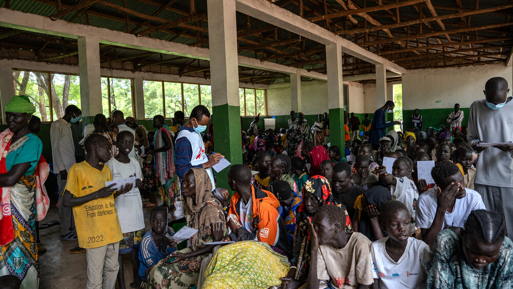Pacientes à espera de atendimento no Departamento de Consultas Externas da MSF no campo de refugiados de Kule, em Gambella, na Etiópia.