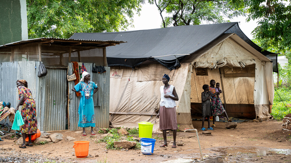 Um grupo de pessoas aguarda atendimento na unidade de cuidados ambulatórios da MSF no campo de Kule, na Etiópia.