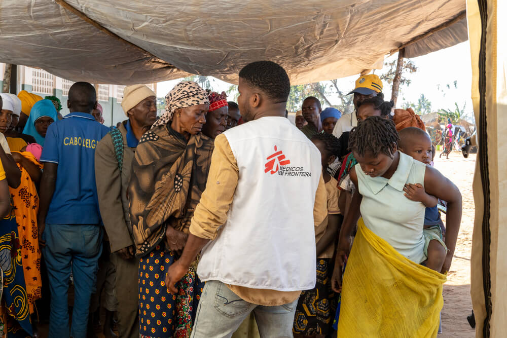 Andre Marcos, promotor de saúde da MSF, organiza a área de espera no centro temporário de Micone, na cidade de Chiure, província de Cabo Delgado.